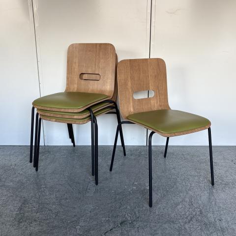 【カフェ風のオシャレ空間を演出!リフレッススペースやカフェエリアにオススメ!】■イトーキ(ITOKI)製 デコボコ(decoboko)シリーズ スタッキングチェア フラットタイプ(flat) ■座:レザークッション付き ■背:ノルディックバーチ 座:アップルグリーン