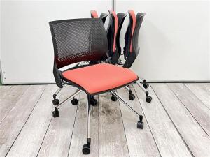 【在庫入替セール品！】【省スペースに収納できる高品質なミーティングチェア！】■オカムラ　クリールチェア　座：ピーチ／背：ブラック　■デザインに凝りたい方にもおすすめ！　収納便利なネスティングチェア！【OKAMURA　COURIR】