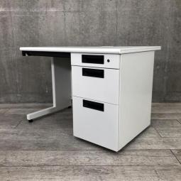 【収納とワークスペースの両立！コンパクトな片袖机が入荷！】■プラス（PLUS）製　フラットラインシリーズ　片袖机　横幅1000㎜　■シリンダー錠　■ホワイト※仕切り板中サイズ無