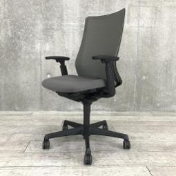 【在庫入替】【1脚限定】【クレジット決済優先】　現行モデルの人気チェア　通気性抜群！背面のメッシュが背中を包み込みます！　オカムラ　フルーエント　ミディアムグレー　可動肘付　オフィスバスターズ　梅田本店
