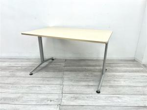 【定価約18万円】【シンプルなデザインのミーティングテーブル！】■イトーキ/DDシリーズ　■木目ナチュラル　■シルバー脚　■2～4人使用向け！