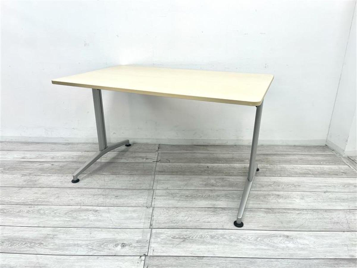 【定価約18万円】【シンプルなデザインのミーティングテーブル！】■イトーキ/DDシリーズ　■木目ナチュラル　■シルバー脚　■2～4人使用向け！
                        DD
                                    中古
            