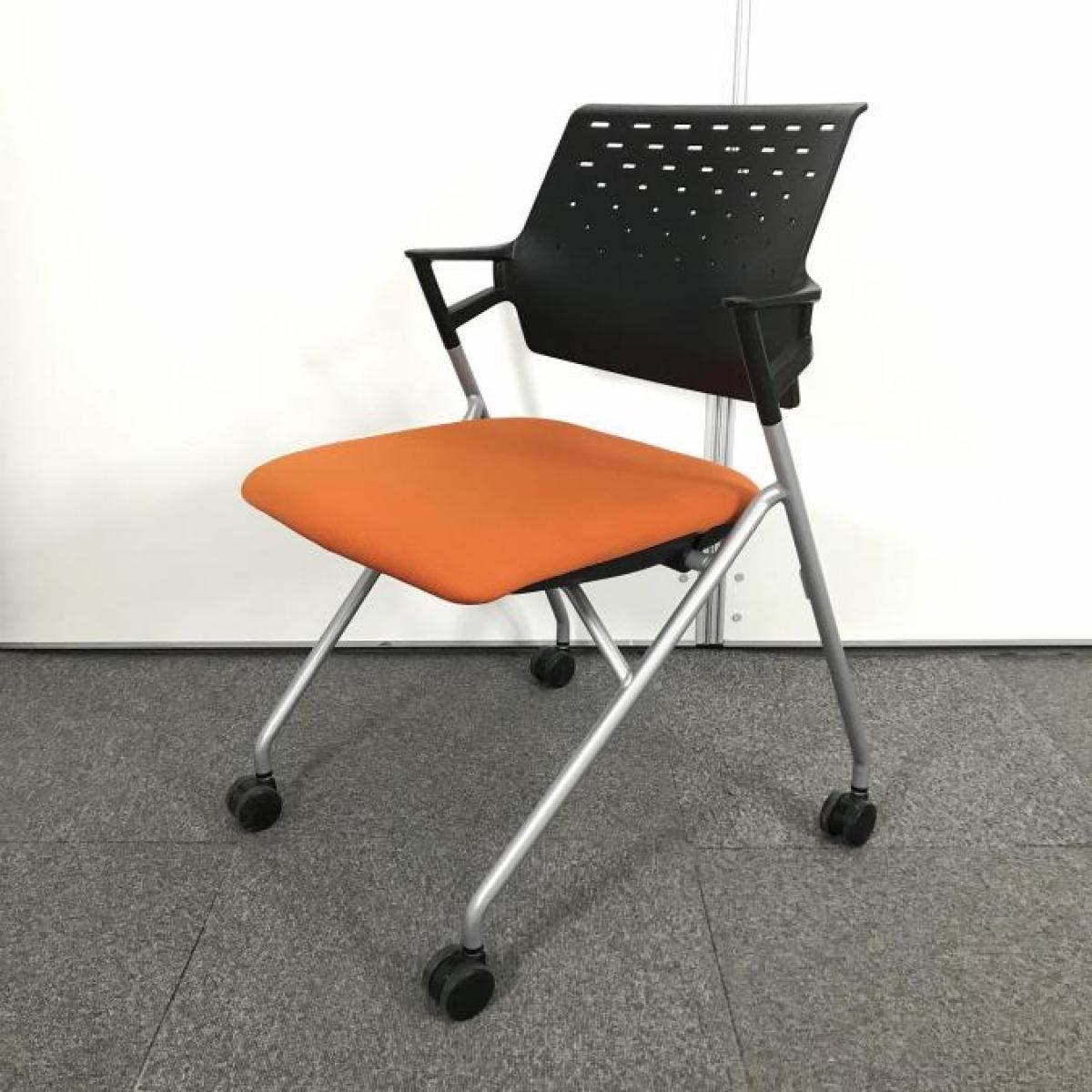 【定価約5万円】【使わない時は平行に重ねて収納！肘付きで長時間の会議も安心の座り心地】■コクヨ（KOKUYO）製　ピエガシリーズ（Piega）　ネスティングチェア　ミーティングチェア　■固定肘　■背パッド無し/ブラック　座面：オレンジ　■キャスター付
                        ピエガ（PIEGA）チェア
                                    中古
            