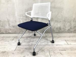 【折り畳んで収納!キャスター付で動作も楽々!】■ウチダ(UCHIDA)製 FM-345シリーズ 肘付 ネスティングチェア 会議用 キャスター付 ■背面樹脂メッシュ ■ブルー×ホワイトシェル