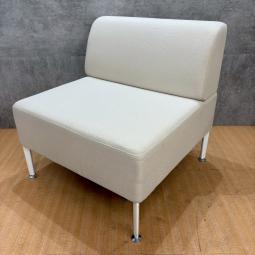 《10-11月入替セール品》オカムラ製の1人用ソファー【アルトリビングシリーズ/アイボリー】が値下げされました！　＊良品を格安で！「オフィスバスターズ福岡南店」は、福岡を拠点として、全国へ中古オフィス用品・オフィス家具を提供しております。