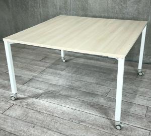 【キャスター付きで、移動らくらく！】■オカムラ　アプションフリー　ミーテングテーブル　W1200×D1200×H720mm　ナチュラル【ABW】【在庫入替セール品！】【A01015313】