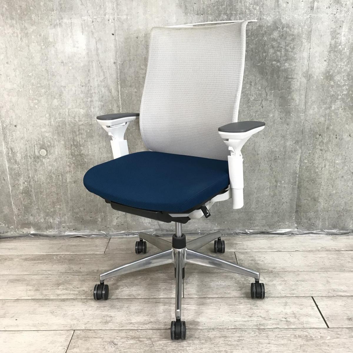 ※背面メッシュ部分に若干の使用感あり【前傾から後傾まで様々な姿勢をサポート！ワンランク上の座り心地！】/オススメ(おすすめ) /人気商品【弊社使用欄：A01037824】肘付き　ハイバック　モデレートタイプ　背面メッシュ　■可動肘　■プルシアンブルー×ホワイトシェル　■ハンガー付　■コクヨ（KOKUYO）製　ベゼル（Bezel）チェア
                        ベゼル アルミポリッシュ
                                    中古
            