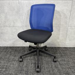 【背面メッシュのローコストチェア！】ウチダ（UCHIDA）製　カリッサ（Carissa）　肘なし　ローバック　背面：ブルー　座面：ブラック　中古　オフィス家具　九州最大級《オフィスバスターズ福岡博多店は、福岡を拠点として、日本全国へ中古オフィス用品・オフィス家具を提供しております》