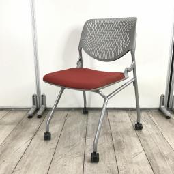 【背のスリットデザインはベンディング機能！シンプルなデザインで使いやすいミーティングチェア！】■オカムラ（okamura）製　ルナチェア（RUNA）　ネスティングチェア　ミーティングチェア　キャスター付　■背面樹脂メッシュ（ヌードタイプ）　■レッド