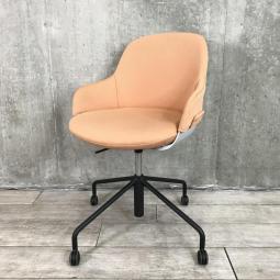 【長時間の着座をしっかりサポート！リビングライクなデザインとワーク機能を両立したチェア】■コクヨ（KOKUYO）製　リーテ（Liite）シリーズ　肘付　ミーティングチェア　キャスター付　■ペールテラコッタ/4本脚ブラック