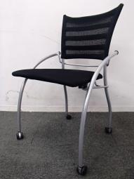 【関西倉庫在庫品】【腰を優しく受け止めてくれるミーティングチェア！！ブラックカラーで空間の引き締めにも！！】■イトーキ製　プリエ２シリーズ　■キャスター付き　■背面メッシュ　■ブラック　■オフィスバスターズ東大阪店　【W】