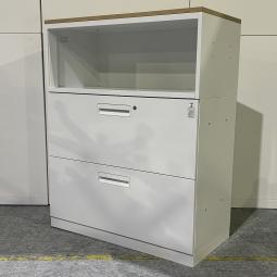 【使い方はアイデア次第！オープンと引き出し式の組み合わせ！】■コクヨ（KOKUYO）製　エディア（EDIA）シリーズ　オープン＋2段ラテラル書庫　ローキャビネット　■ナチュラル木目調天板　■ベース付　■シリンダー錠　■ホワイト