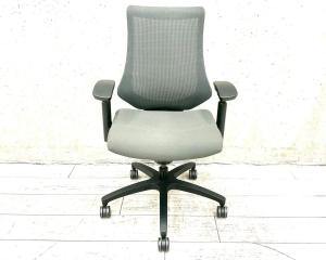 【高機能で座り心地も抜群!姿勢の変化にフレキシブルに対応!】■イトーキ製 エフメッシュチェア オフブラック 可動肘付 ■三次元フォルムが腰にフィット!