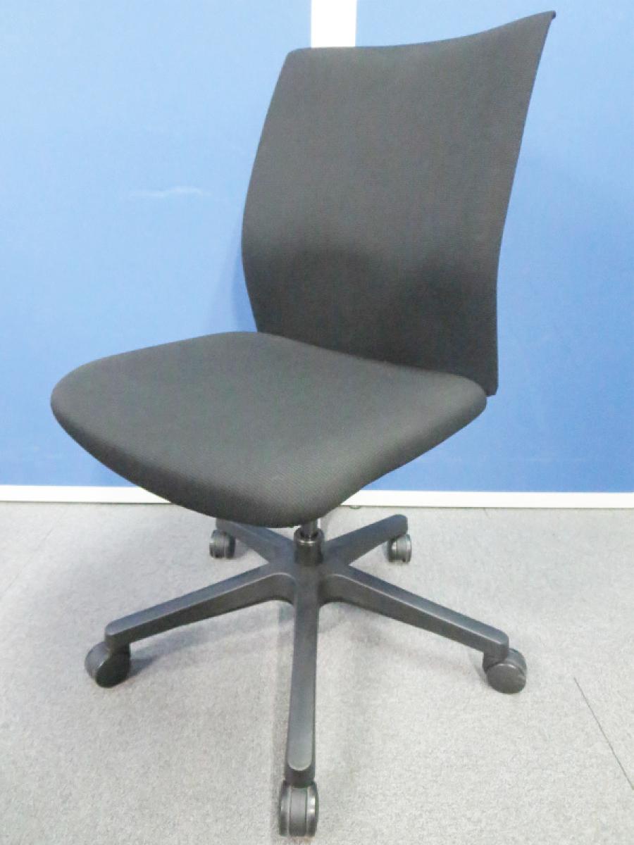 【人気のブラックカラーの肘なしＯＡチェア！】■オカムラ製　オムネス　●背中を包みこむような座り心地！【AD】
                        オムネス
                                    中古
            