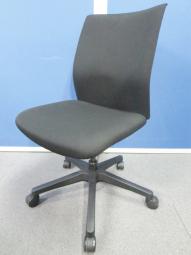 【人気のブラックカラーの肘なしＯＡチェア！】■オカムラ製　オムネス　●背中を包みこむような座り心地！【AD】