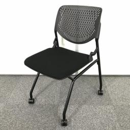 【関東倉庫在庫品】【フレキシブルに使える！便利なネスティングチェア！】■オカムラ（okamura）　ルナチェア（RUNA）　ネスティングチェア　ミーティングチェア　肘無し　■キャスター付　■背面樹脂メッシュ（ヌードタイプ）　■ブラック 【弊社使用欄：A01015956】【ECBMC】