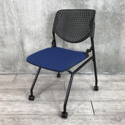 【関東倉庫在庫品】【フレキシブルに使える！便利なネスティングチェア！】■オカムラ（okamura）　ルナチェア（RUNA）　ネスティングチェア　ミーティングチェア　肘無し　■キャスター付　■背面樹脂メッシュ（ヌードタイプ）　■ブルー 【弊社使用欄：A01017715】【ECBMC】