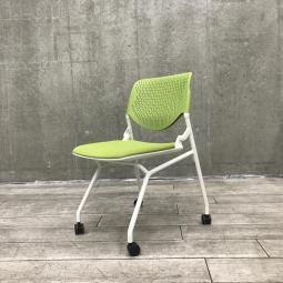 【関東倉庫在庫品】【フレキシブルに使える！便利なネスティングチェア！】■オカムラ（okamura）　ルナチェア（RUNA）　ネスティングチェア　ミーティングチェア　肘無し　■キャスター付　■背面樹脂メッシュ（ヌードタイプ）　■グリーン 【弊社使用欄：A01014732】【ECBMC】
