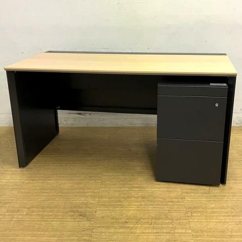 内田洋行　Arcena（アルセナ） イトーキ　インステート　片面フリーアドレスデスク・片袖机（平机＋ワゴン）　パネル脚タイプ　大き目のW1400サイズ　ナチュラル天板×ブラック脚　機能的で快適なワーク空間