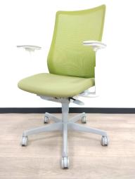 【定価約8万円】【背中を立体的に包み込む!シルフィの座り心地を低コストで再現!】■オカムラ(okamura)製 フルーエントチェア(Fluent) 肘付き 背面メッシュ ■可動肘 【2506】弊社使用欄【A01021117】