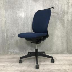 【博】【イトーキ製定番チェア】 コートハンガー付きが嬉しい 取っ手付きで移動も楽々♪ 特徴的なフォルム ネイビー 福岡 中古家具 安い 博多 天神 九州最大級