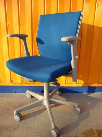 【中古】エスクード  オカムラ（okamura） 肘付ローバックチェア