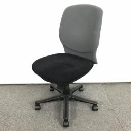 【A00992631】【コスパの良いワーキングチェア！オカムラ製チェアをお手頃価格で！】■オカムラ（okamura）　ヴィラージュチェア　肘無ローバック　■背面：グレー/座面：ブラック【IB】