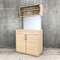 【おしゃれなキッチンキャビネット！給湯室にオススメ】■オカムラ（okamura）製　アルトカフェ（Altcafe）シリーズ　キッチンキャビネット　■W900×D540×H1785㎜　■コンセント付　■木目ナチュラル