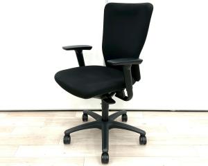 【オフィスの王道チェアが入荷!分厚いクッションとシンプルで使いやすい操作性!】■オカムラ(okamura) カロッツァ(Carrozza)チェア 肘付き ハイバック ■可動肘 ■ブラック 【弊社使用欄:A01039337】【SN】