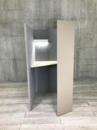 【左開口】【ワーカーの集中を高める省スペースなワークブースが入荷！】■オカムラ（okamura)製　ドレープシリーズ （テトラタイプ)　1人用ブース 　ソロワークブース　■ハイテーブル仕様　■W1000×D1200×H1920㎜　 ■ベージュ × グレー　■照明/コンセントユニット付き【ABW商材】【関東倉庫在庫品】【弊社使用欄：A01040675】