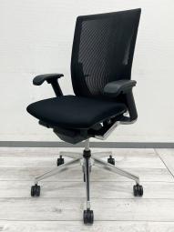 【シャープかつシンプルなデザイン！大きな背面が体にフィット！通気性がよく長時間でも快適な高級チェア！】■イトーキ（ITOKI）製　ヴェント（Vent）チェア　肘付き　ハイバック　背面メッシュ　■可動肘　■ランバー付き　■ブラック