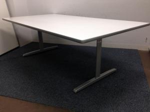 【倉庫在庫品】オカムラ製の大型会議テーブル【8177シリーズ】が限定1台ご案内可能です！　＊福岡市拠点の「オフィスバスターズ福岡南店」は、福岡はもちろん、岡山・広島エリアにも対応しています。中古オフィス家具・チェア・デスク・複合機など一式手配可能。各地に特化した在庫とワンストップ対応で、起業・移転・レイアウト変更にしっかり対応し、岡山・広島でも安心の選択肢をご提供します。＊