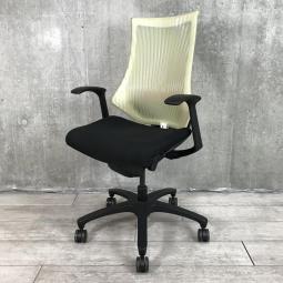 【三次元フォルムが腰にフィット！】希少なエラストマータイプ！
■イトーキ製　エフチェア　肘付　ブラック　ハイバック　■姿勢の変化にフレキシブルに対応！