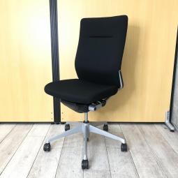 【厚めのクッションで快適な座り心地！どんな空間にも調和するデザインと最上級の操作性！】■オカムラ(okamura)製　コーラルチェア (Choral)　肘無ハイバック　クロスバックタイプ　■ブラック【IB】