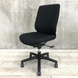 【全ての機能をコンパクトに!クッション性が高く座り心地が良い!】■イトーキ(ITOKI)製 トルテ(torte)チェア ハイバック 肘無し ■ブラック【弊社使用欄:A01014628】
