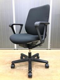 【全ての機能をコンパクトに！クッション性が高く座り心地が良い！】■イトーキ（ITOKI）製　トルテ（torte）チェア　ハイバック　肘付き(固定肘)　■ブラック【弊社使用欄：A01014628】