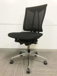 【座るとわかる快適さ・骨盤にしっかりフィットする!チェア自らが動き座る人の体を支える「おもてなし」の心を体現した高級チェア! 】■イトーキ製(ITOKI)製 セレーオチェア (celeeo) 肘無し ハイバック ■メッシュ背面 ■ブラック