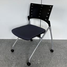 【グッドデザイン賞も受賞で品質は折り紙付！使わないときは平行にスタッキングをして省スペース化！】■イトーキ（ITOKI）製　マノスシリーズ　ネスティングチェア　会議用　キャスター付　■グレー/背面樹脂ブラック