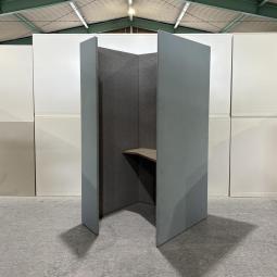 【1台限定】【ワーカーの集中を高める省スペースなワークブースが入荷！】■オカムラ(okamura)製　ドレープシリーズ（drape） 　テトラタイプ　1人用ブース 　ソロワークブース　（W1000/D1200/H1900）　オフィスバスターズ　梅田本店【T10】【在庫入替セール】
