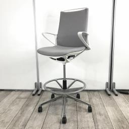 【関東倉庫在庫品】【スタイリッシュなデザインでモダンな空間を演出！】■オカムラ（okamura）　モードクロスチェア（mode）　肘付き　ミドルバック　■デザインアーム　■ハイチェア仕様　足掛けリング付　■ライトグレー ×ホワイトシェル 【弊社使用欄：A00987832】【ECBMC】