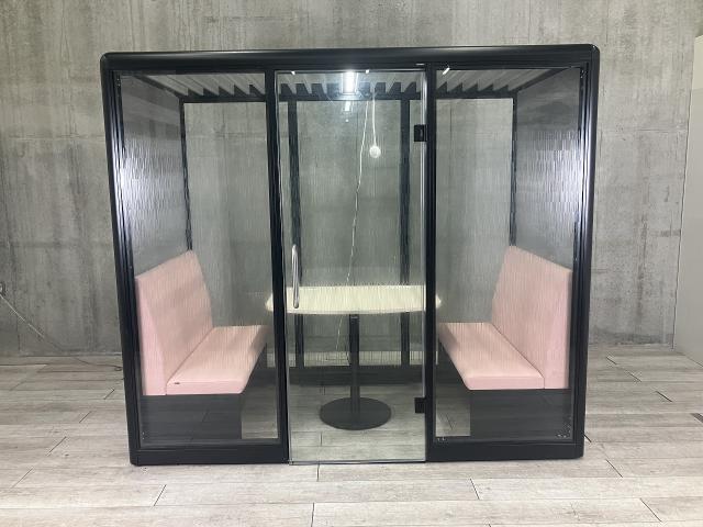 【ガラス張りでスタイリッシュな空間を演出!2人用ワークブース!】■オカムラ(okamura) スノーハット (Snow Hut) ペアワーク (Pair Work)タイプ 2人用ブース Cタイプ ■ソファ・テーブル・ライト付き ■フレーム:ブラック 側面:グレー ソファ:ピンク【ABW商材】【関東倉庫在庫品】【弊社使用欄:A01042137】