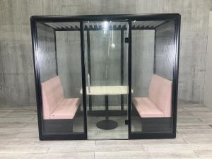 【ガラス張りでスタイリッシュな空間を演出！2人用ワークブース！】■オカムラ（okamura）　スノーハット （Snow Hut）　ペアワーク （Pair Work）タイプ　2人用ブース　Cタイプ　■ソファ・テーブル・ライト付き　■フレーム：ブラック　側面：グレー　ソファ：ピンク【ABW商材】【関東倉庫在庫品】【弊社使用欄：A01042137】