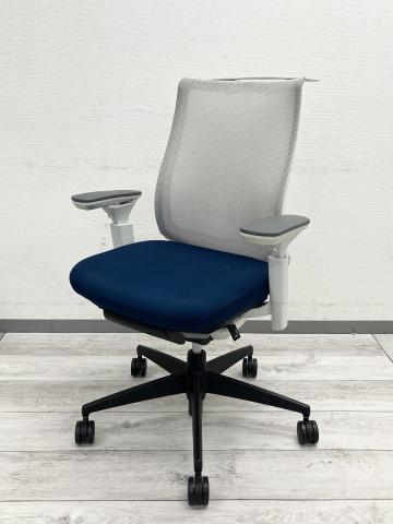【前傾から後傾まで様々な姿勢をサポート！ワンランク上の座り心地！】■コクヨ（KOKUYO）製　ベゼル（Bezel）チェア　肘付き　ハイバック　モデレートタイプ　背面メッシュ　■可動肘　■プルシアンブルー×ホワイトシェル×脚ブラック 　■ハンガー付
