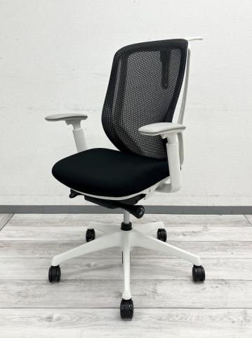 【2021年製造】【前傾チルト機能付き】【オカムラ製品で最も人気を集める高機能メッシュチェア！】■オカムラ（okamura）製　シルフィ（Sylphy）　肘付き　ハイバック　背面メッシュ　■可動肘　■ハンガー付き　■ブラック×ブラックシェル〈岐阜・愛知・三重・静岡・福井〉