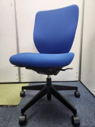 【ミドルクラスの定番チェア!】■イトーキ(ITOKI) プラオ(PRAO) 肘付き ローバックチェア ■ランバーサポート付 ■色:ストロングブルー×ブラックシェル【一人ひとりにマッチする座り心地!】