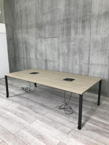 【キャスター付きでレイアウト変更らくらく！】4～8人用の大型テーブルが入荷！重厚感のある人気なカラーリング！フリーデスクとしても使用可能！　※天板に傷あり
■イトーキ/アクトリンク（ActLink）/天板：アッシュドオークM 　脚部：サテンブラックT　横幅2400㎜奥行1200㎜ 1枚天板　便利なコード付き！