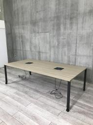 【キャスター付きでレイアウト変更らくらく！】4～8人用の大型テーブルが入荷！重厚感のある人気なカラーリング！フリーデスクとしても使用可能！　※天板に傷あり
■イトーキ/アクトリンク（ActLink）/天板：アッシュドオークM 　脚部：サテンブラックT　横幅2400㎜奥行1200㎜ 1枚天板　便利なコード付き！