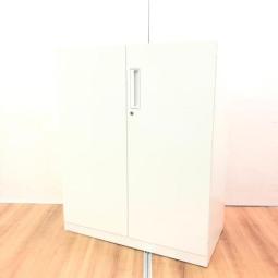 【収納らくらく、奥行き450mmの両開き書庫！　観音開きで収納物も探しやすい！】■コクヨ（KOKUYO）製　■エディア（EDIA）　■両開き書庫　■ローキャビネット　■下置き用　■シリンダー錠　■ベース付き　■ホワイト