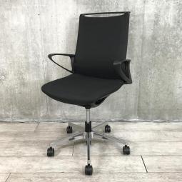 【スタイリッシュなオフィスに！】【機能とデザインが融合。インナーメッシュ構造による優しく包み込む座り心地！】■オカムラ（okamura）製　モードチェア（mode）　肘付き　ミドルバック　■クロスタイプ　■デザインアーム　■色：ブラック【弊社使用欄：A01035635】