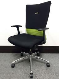 【人間工学に基づいた快適な座り心地! 背あてのしなやかな曲線が背中にフィット!】■オカムラ製 フィーゴチェア (feego) 肘付ハイバック シームレスタイプ ■肘付 ■ブラック×グリーン ■固定肘